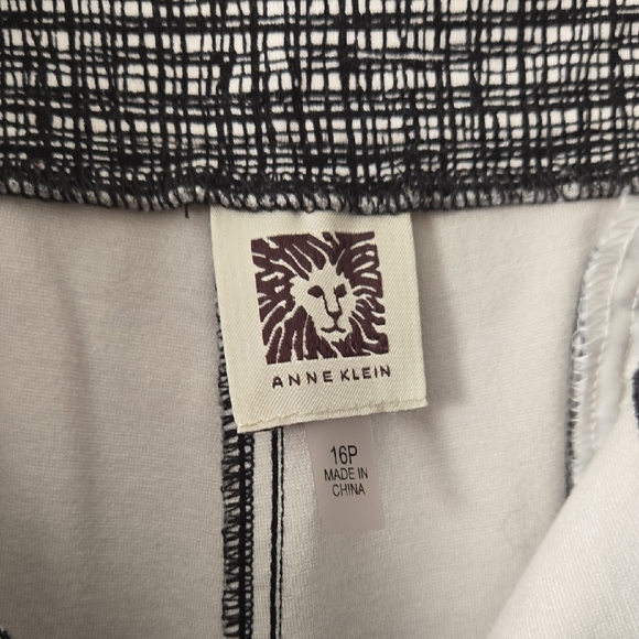 Anne Klein Black and White Textured Capris - Picture 5 of 10